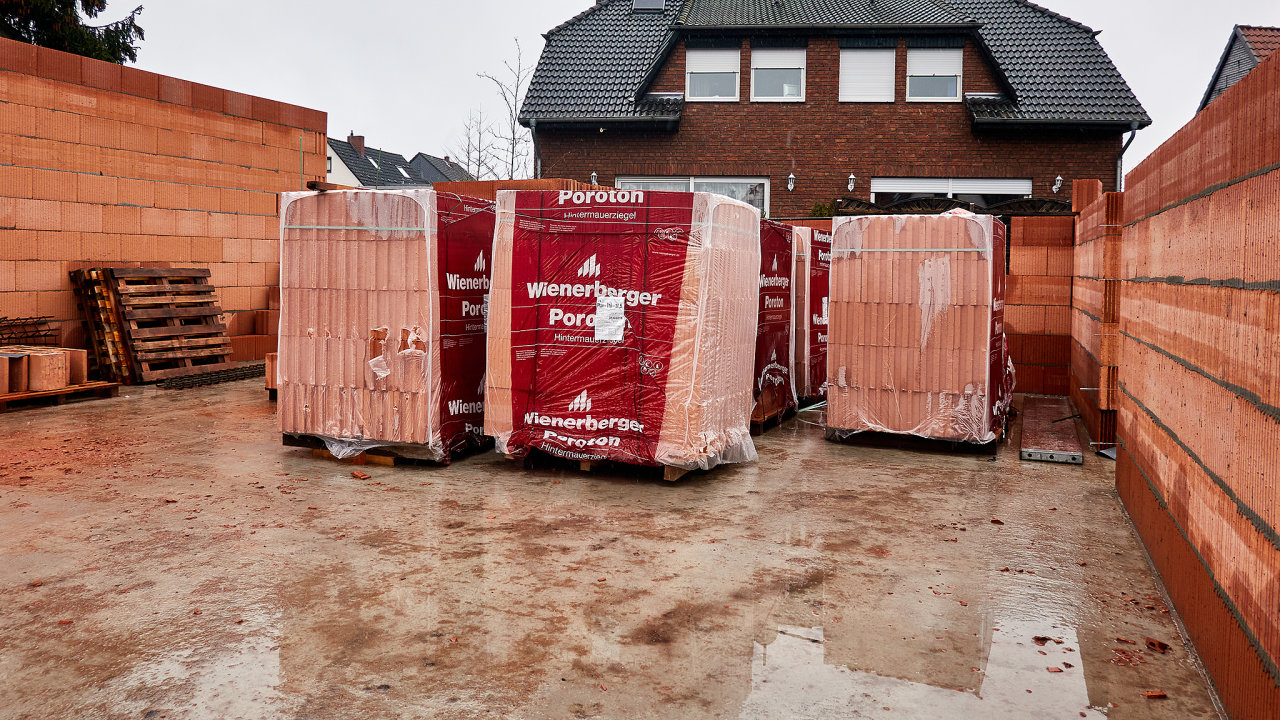 Wienerberger Poroton Bricks for the Shell of the ground floor of a family house with the warehouse of aerated concrete blocks for the construction of the walls in Gifhorn