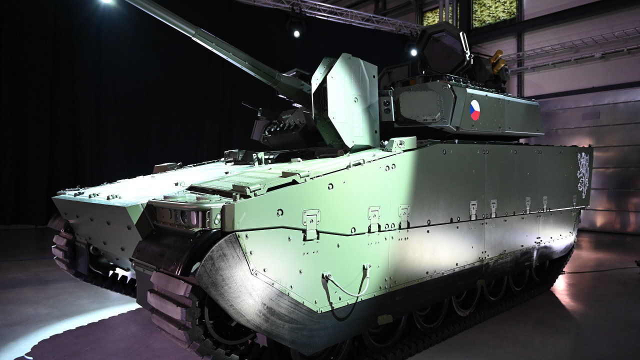 Bojov vozidlo pchoty CV90 pro eskou armdu na prezentaci ve vdsku.