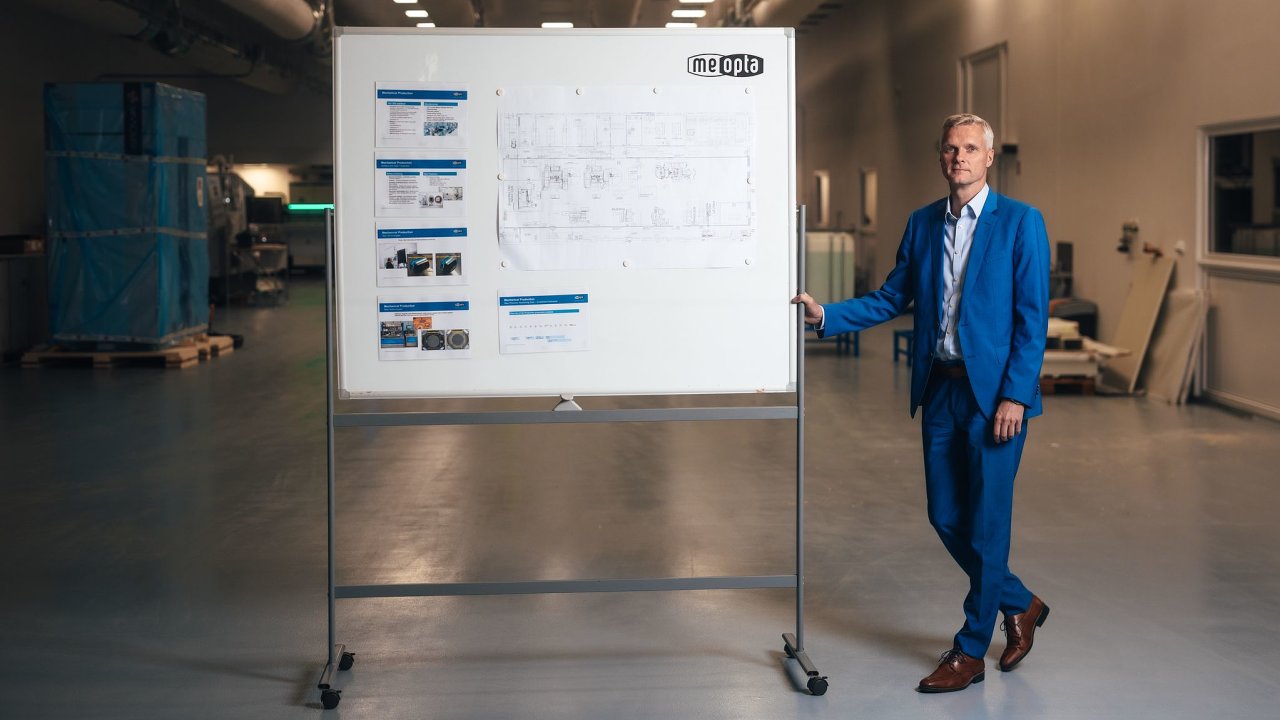 Jan Vymazal, gener�ln� �editel spole�nosti Meopta, vyfocen ve v�robn�m z�vod� v P�erov�.