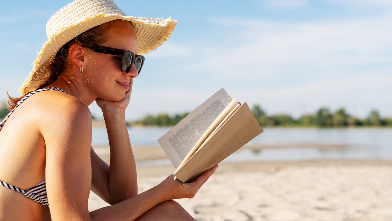 Inspirujte se u expert� a vyberte si knihu na letn� �ten�.