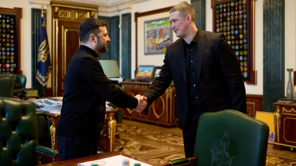 Zelenskyj jmenoval popul�rn�ho Mychajla Fedorova (vpravo) ministrem obrany...