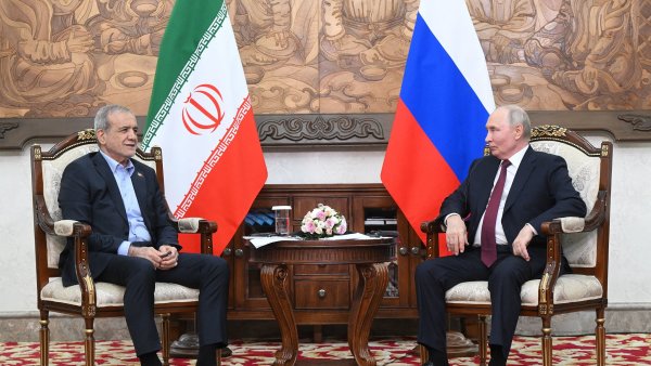 Rusk� prezident Vladimir Putin a �r�nsk� prezident Masoud Pezeshkian se...