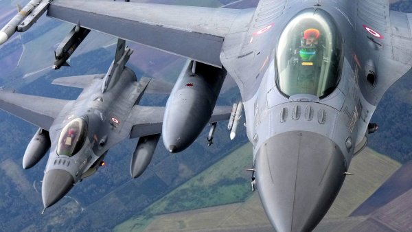 Tureck� st�ha�ky F-16 nad Litvou v r�mci operace NATO. Ukrajinci tyto stroje...
