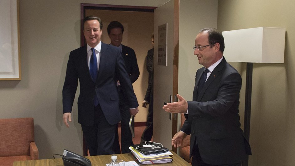 Britsk premir David Cameron a francouzsk prezident Francois Hollande.