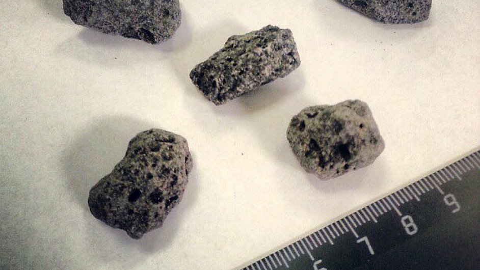 lomky z meteoritu, kter spadl v Rusku