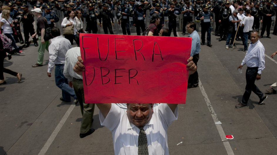 Taxiki v mexick metropoli demonstrovali proti Uberu.