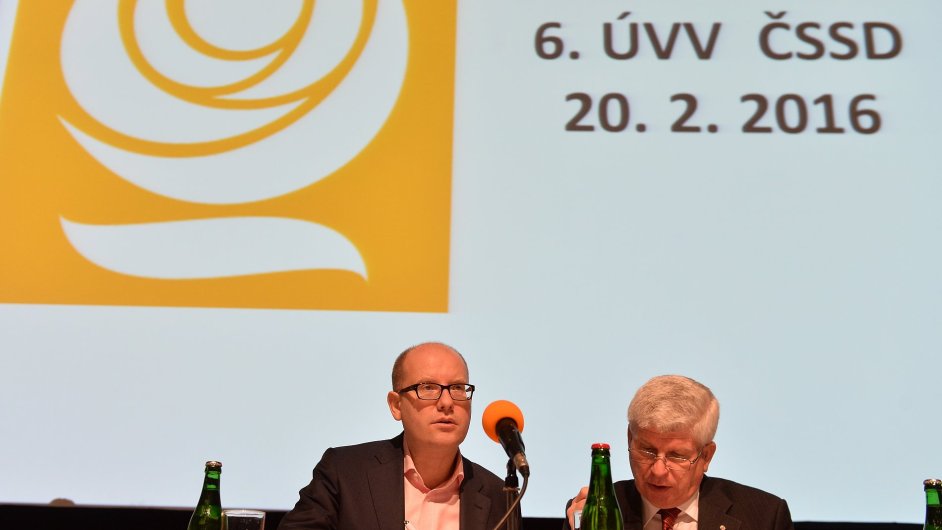 f socilnch demokrat Bohuslav Sobotka (vlevo) a mstopedseda strany Martin Starec na zasedn pedsednictva SSD