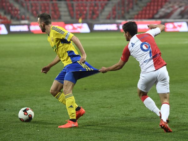 Utk&aacute;n&iacute; semifin&aacute;le �esk&eacute;ho fotbalov&eacute;ho poh&aacute;ru - MOL Cupu: Slavia Praha - Zl&iacute;n 25. dubna v Praze. Ruslan Mingazov (vpravo) ze Slavie a Luk&aacute;&scaron; Pazdera ze Zl&iacute;na.