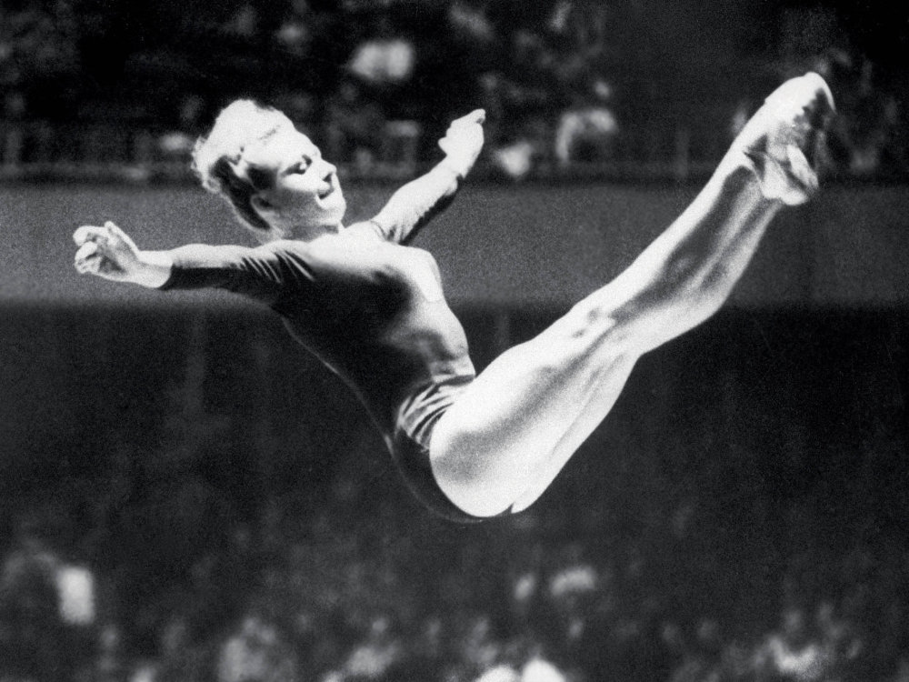 Věra Čáslavská při tzv. Jamašitově přeskoku přes koně, za nějž získala na OH v Tokiu v roce 1964 jednu ze svých tří zlatých medalí.