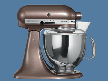 Kuchyňské roboty KitchenAid patří ke stylovým kuchyním již od roku 1919. Zaoblený tvar usnadňuje čištění, celokovová konstrukce zajišťuje odolnost přístroje.