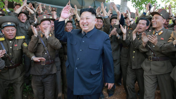 Úplatky v podobě dodávek potravin a zboží do Severní Koreje, aby zastavila jaderný program, nefungovaly. Diktátor Kim Čong-un testuje zbraně stále intenzivněji.