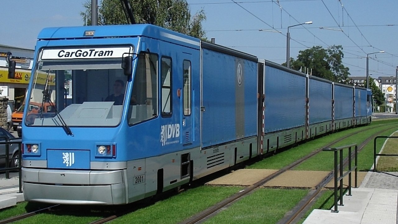 V Dranech voz CarGoTram tramvaj ze skladu do tovrny dly na vrobu voz Volkswagen e-Golf.