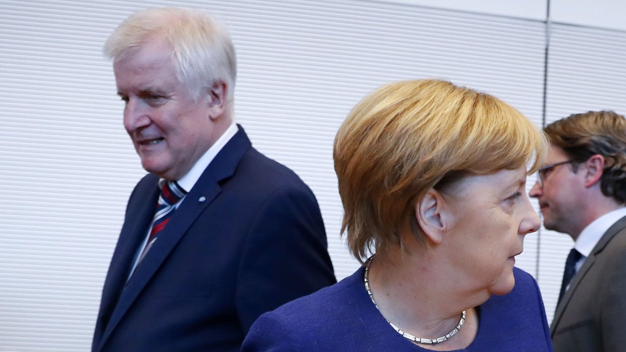 Kanclka a pedsedkyn unie CDU/CSU Angela Merkelov s pedsedou bavorsk CSU a bavorskm premirem Horstem Seehoferem.