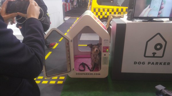 Samo�&iacute;diten&yacute; minibus i dom&aacute;c&iacute; p�st&iacute;rna bylinek. Firmy v&nbsp;Barcelon� p�edstavuj&iacute; sv&aacute; chytr&aacute; �e&scaron;en&iacute;