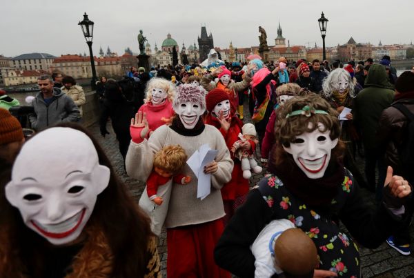 17. listopad, pr�vod masek