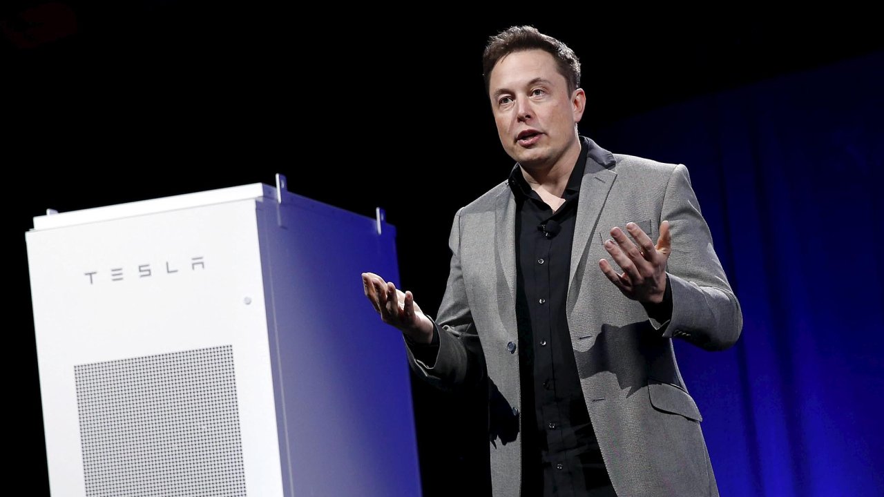 Spoluzakladatel automobilky Tesla Elon Musk chce firmu sthnout z burzy.