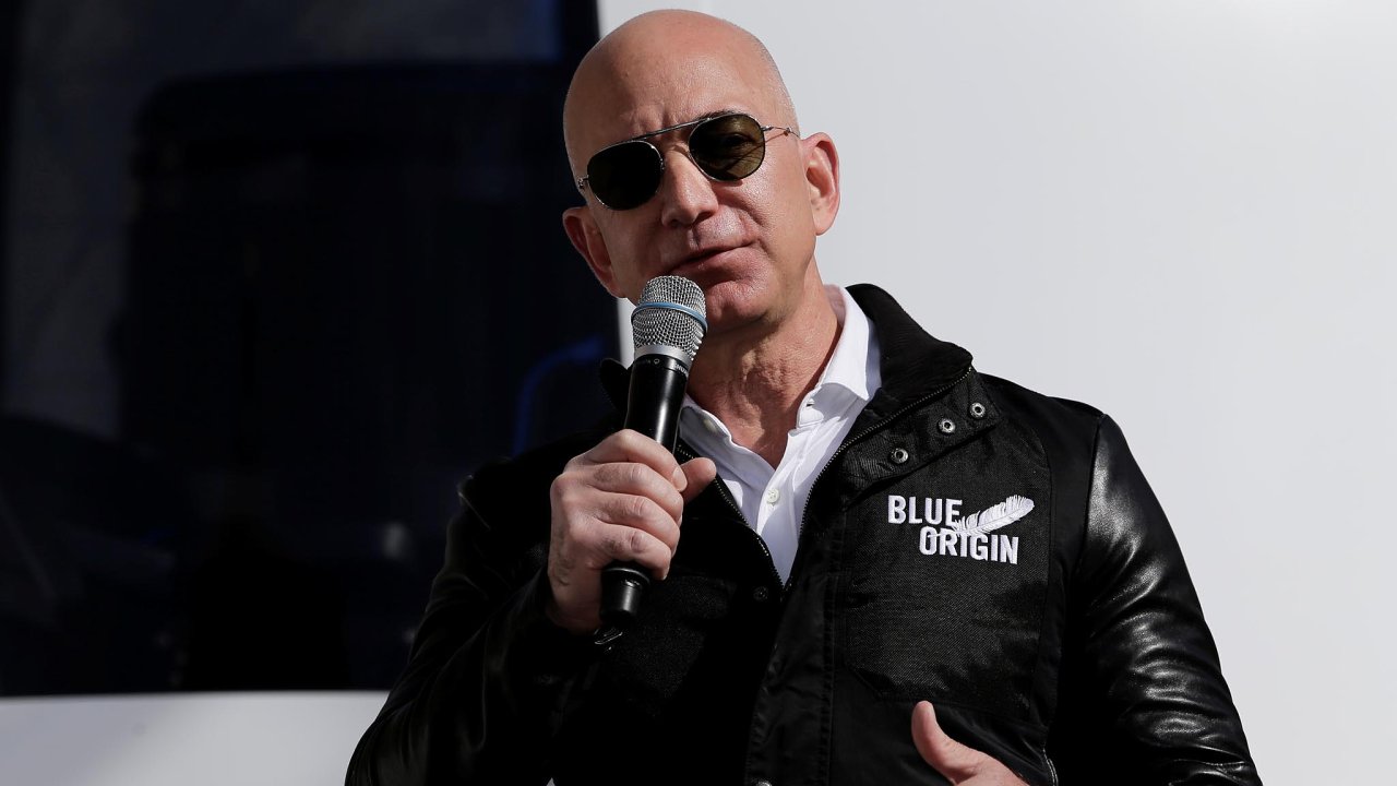 Nejbohat lovk na svt, zakladatel a vkonn editel Amazonu Jeff Bezos.