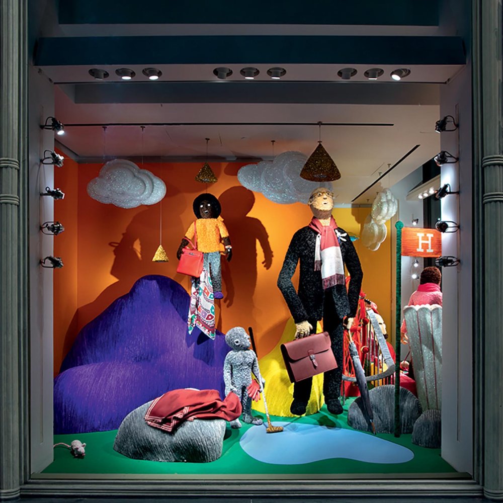 Hermès Tématem pařížské značky Hermès pro rok 2018 je hravost. A volné hrací pole dostal při vytváření výloh na Madison Avenue i multimediální umělec Don Porcella, který proslul hlavně svými groteskními sochami z barevných drátových čistítek na dýmky. Vzpomínky na dětství na Coney Islandu, kde si mohou hrát i dospělí, ho inspirovaly k vytvoření malebné minigolfové krajiny plné křiklavých kolotočů, roztomilých jezírek i bezostyšně podivných postaviček.