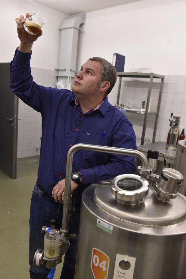 Tomáš Gregor, vedoucí Ústavu technologie potravin brněnské Mendelovy univerzity, představil 9. ledna 2019 v Brně univerzitní pivovar, kde se bude vařit pivo k 100. výročí založení školy.