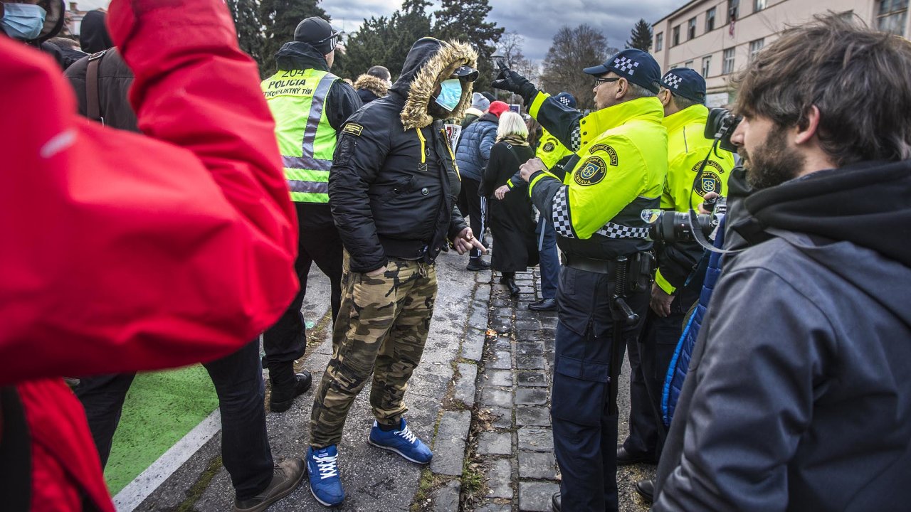Trnavská demonstrace zahrnující nemálo násilí byla zøejmì zlomem v gradující pøedvolební kampani.