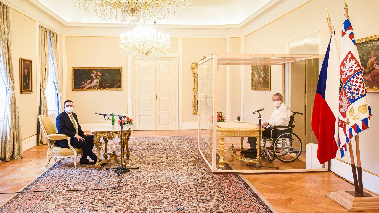 Prezident Milo Zeman pijal 7. prosince 2021 dopoledne na zmku v Lnech kandidta na ministra zahrani Jana Lipavskho (Pirti).