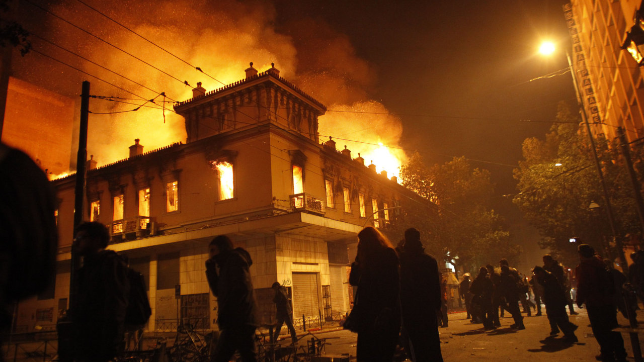 Demonstranti bhem protestu zapalovali budovy v centru Atn