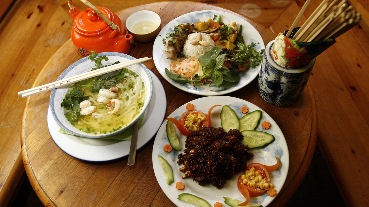 Chrmov jdlo je netun a obsahuje pedevm zeleninu. Krevetovou polvku std smaen tofu se zeleninou a opeenou r se sezamem po tibetsku.