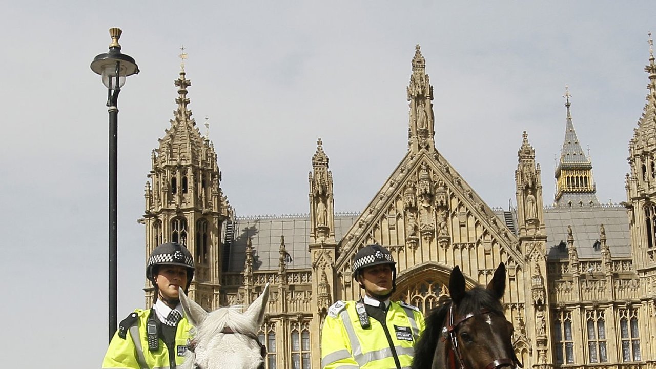 Policejn patrola ped londnskm parlamentem