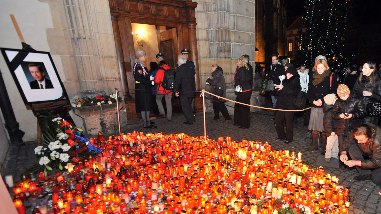 Lidé pøicházejí uctít památku prezidenta Václava Havla