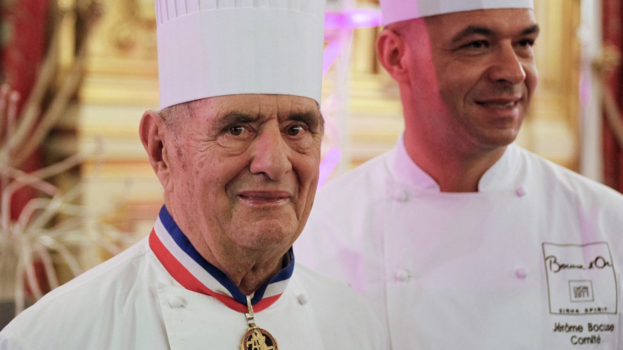 Legendrn francouzsk kucha Paul Bocuse na snmku se synem.