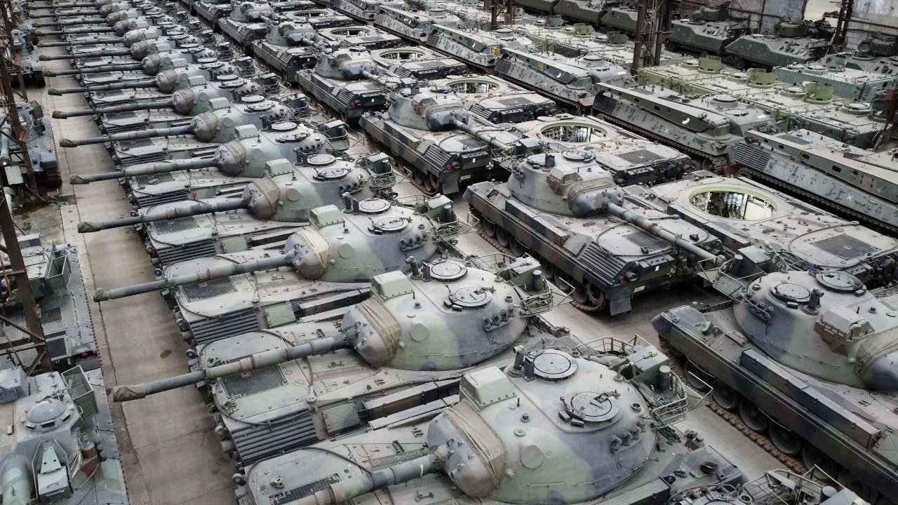 Tanky Leopard 1 ve skladu belgické firmy OIP Land Systems.