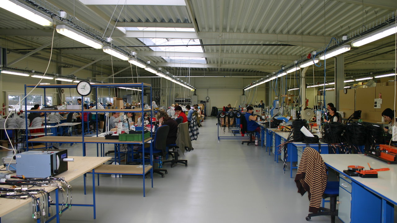 Jihlavská firma Kosyka vyrábí kabelové svazky pro celou øadu sektorù.