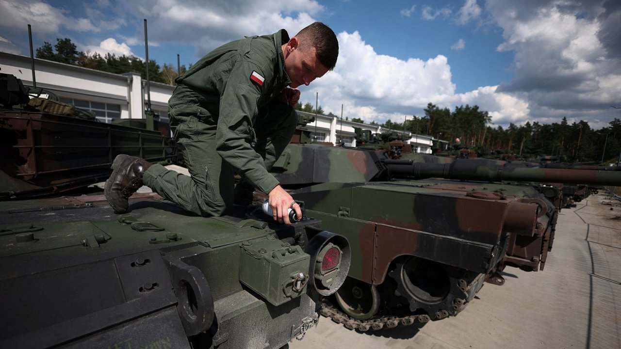 Polsk tankista pipravuje svj stroj na pehldku ve Varav.