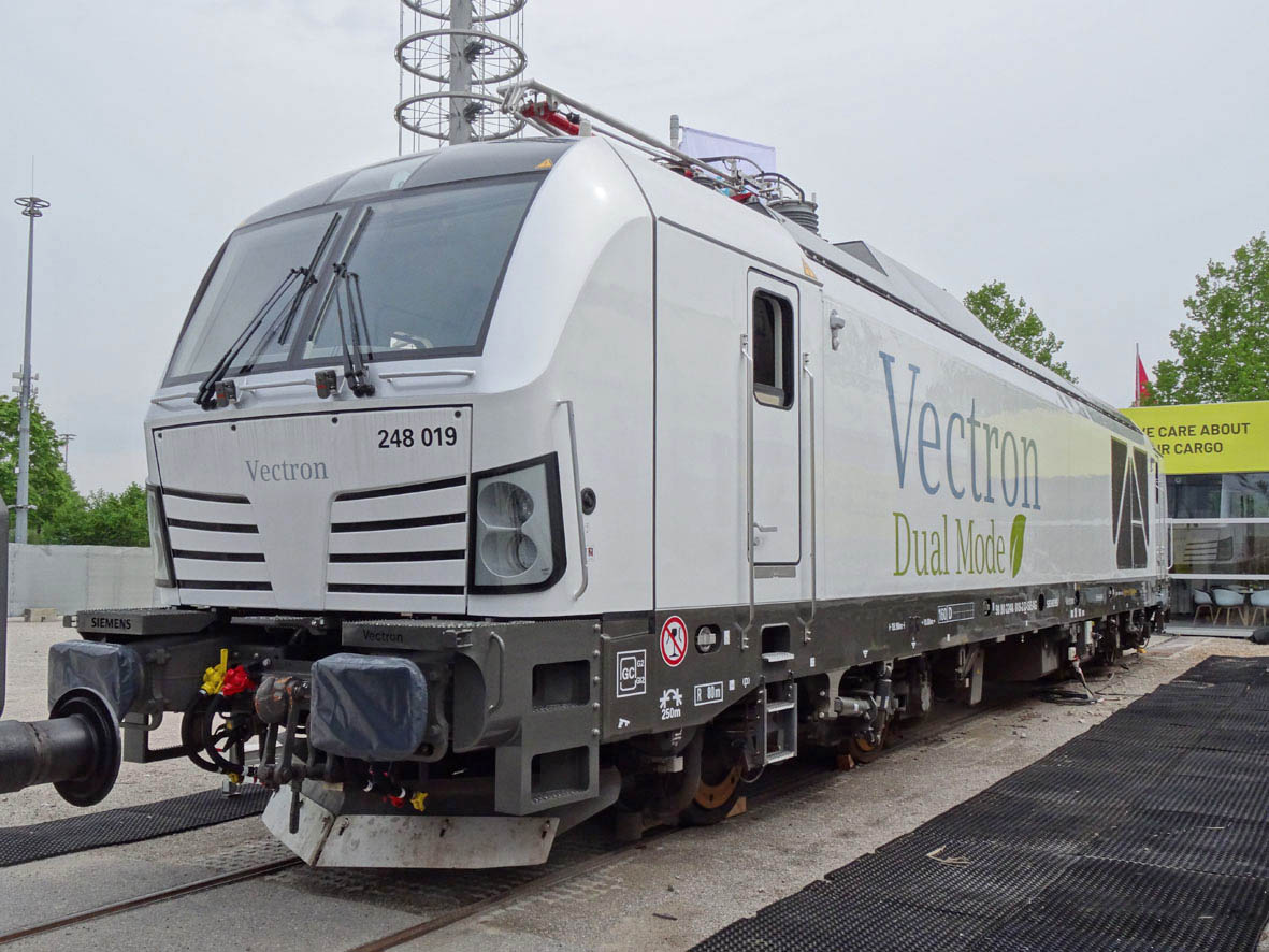 Lokomotiva Vectron 248 vdulnm proveden. Provozn hmotnost tynpravovch stroj je 80 a 87 tun.