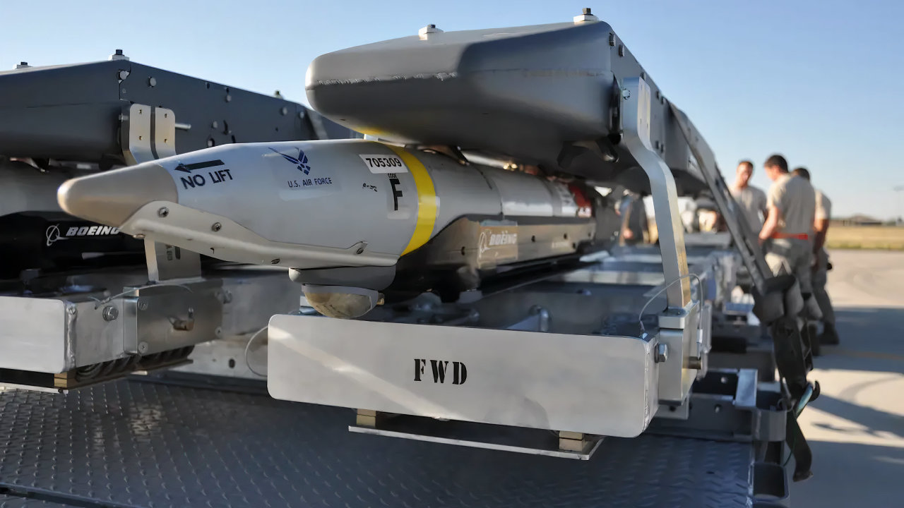 Inteligentn bomby GBU-39 pipraven k naloen na sthac letoun F-22 (ilustran foto)