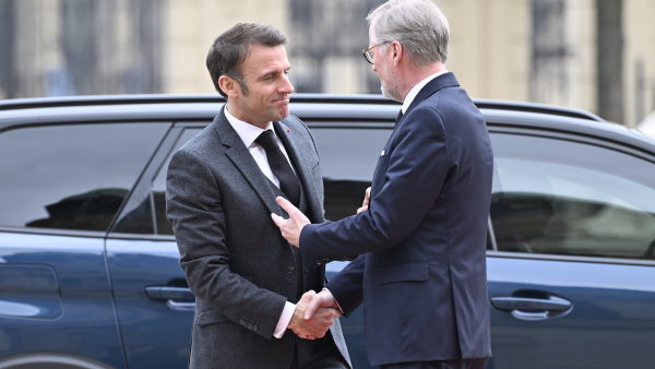 Macron si přijel pro zakázku na stavbu jaderných bloků. A v našem zájmu je, abychom mu ji dali