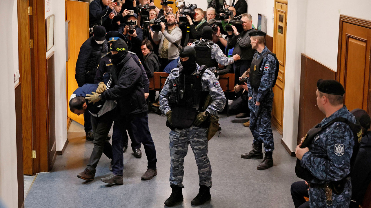 Saidakrami Murodali Rachabalizoda, podezel ze steleckho toku v koncertn hale Crocus City Hall, je eskortovn po jednn u Okresnho soudu v Moskv.