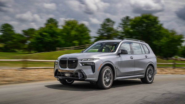 Česko premiantem: Povolení pro autonomní auta může přilákat investory. Ale jak jsou na tom Tesla, BMW a Mercedes ve skutečnosti?