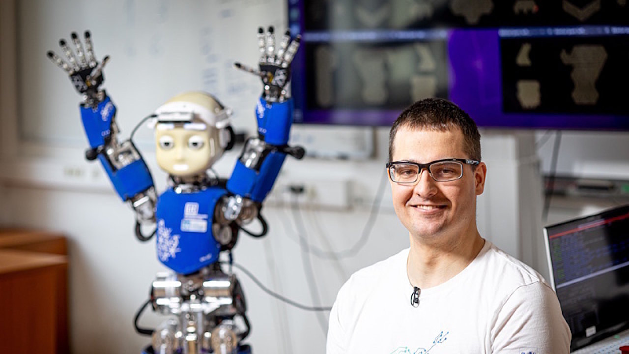 Nejv�znamn�j�� ��st� pr�ce Jakuba Rozlivka je n�vrh ��dic�ho syst�mu, kter� umo��uje robotu rychle reagovat, vyh�bat se lidem a pohybovat se podobn� jako �lov�k.�