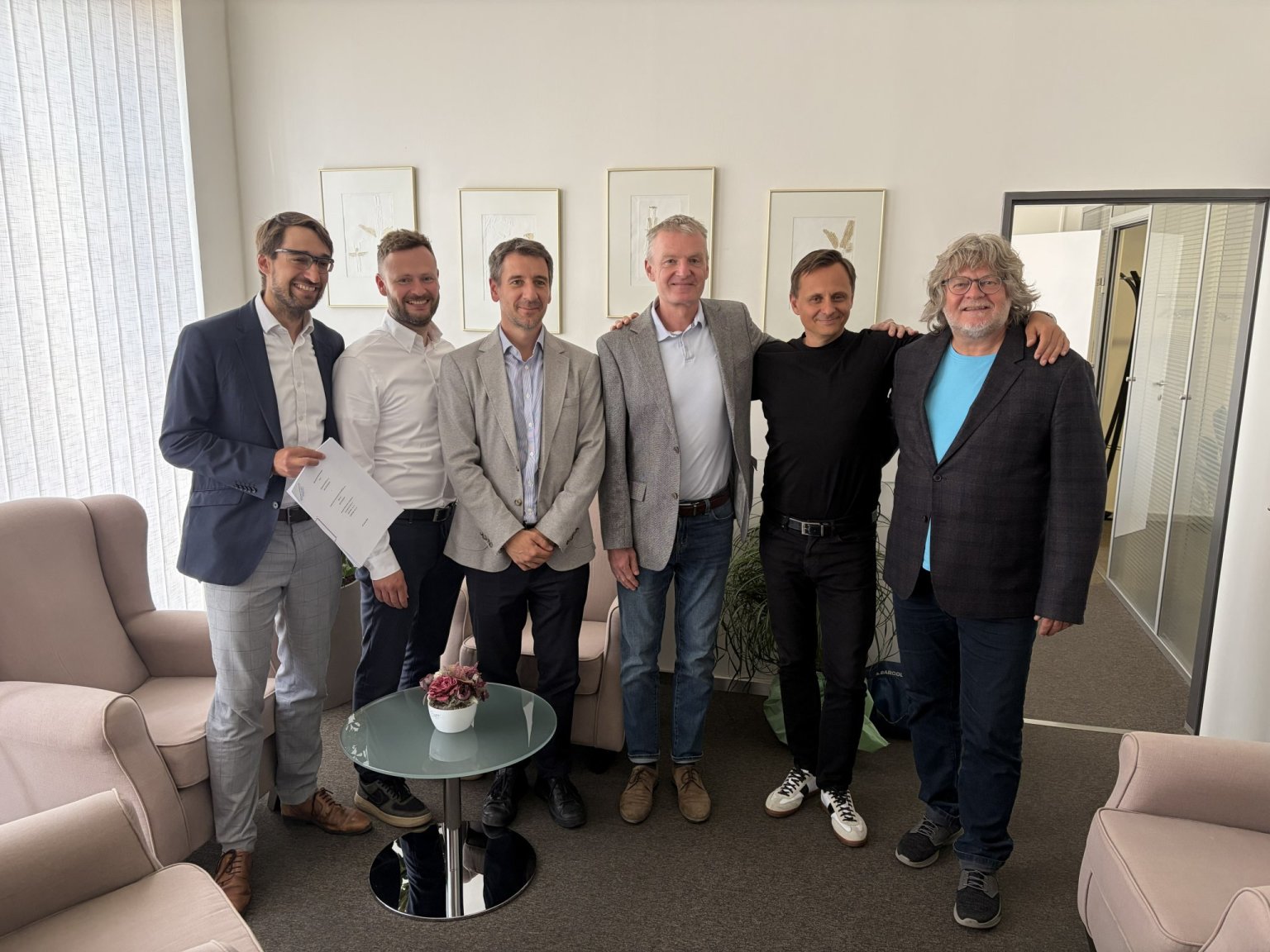 Zleva: Michael Almásy (Crowdberry), Jan Rovný (CB Property Investors), Peter Bečár (CB Property Investors), Jan Mačejovský (AHC), Jozef Gima (BIZNISHUB), Libor Táborský (AHC) (Foto: Tisková zpráva) Zleva: Michael Almásy (Crowdberry), Jan Rovný (CB Property Investors), Peter...