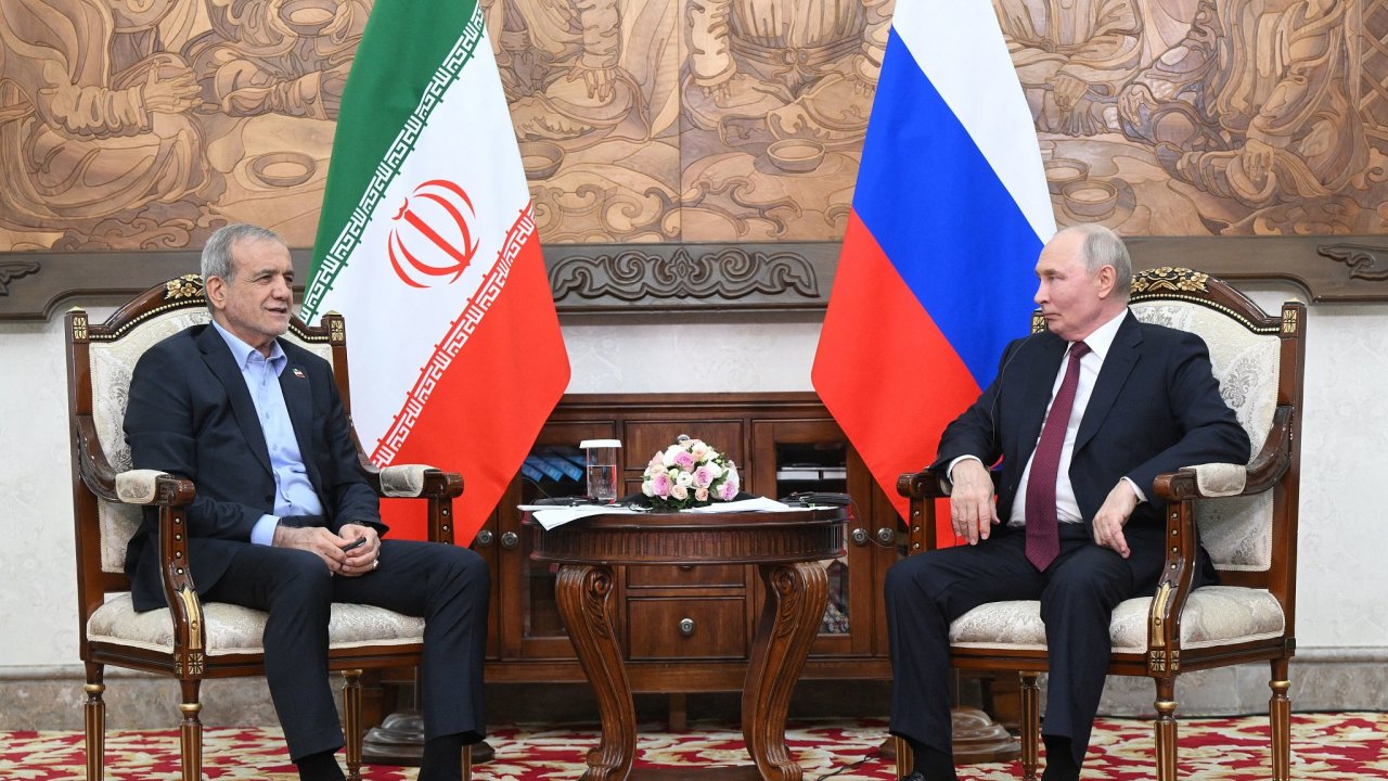 Ruský prezident Vladimir Putin a íránský prezident Masoud Pezeshkian se...