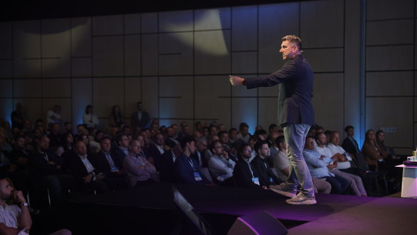 O tom jak um�l� inteligence m�n� jeho firmu mluvil na konferenci Planeta AI...