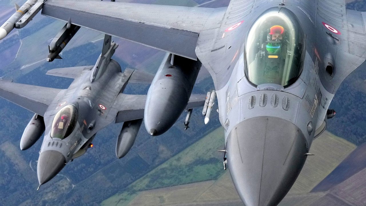 Tureck� st�ha�ky F-16 nad Litvou v r�mci operace NATO. Ukrajinci tyto stroje...