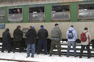 Fanouci Banku Ostrava ped vlakem mcm na fotbalov zpas.