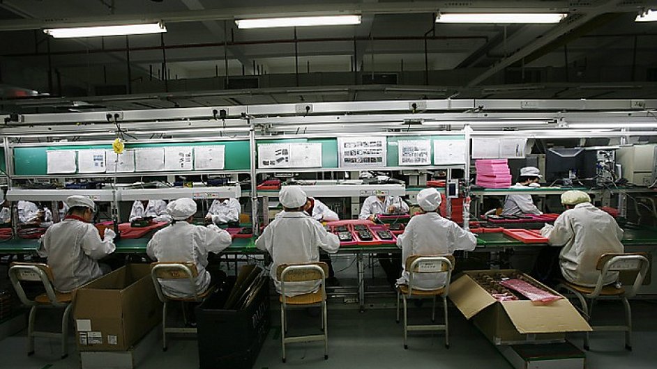 Uvnitø tovární haly èínské spoleènosti Foxconn