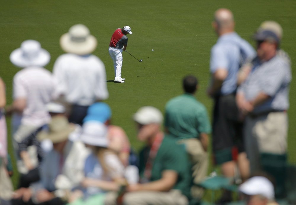 1. den v Augustě Americký golfista Jason Dufner se soustředí na odpal.