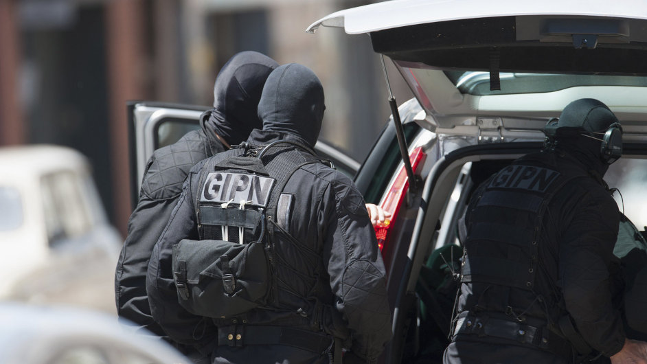 Speciln zsahov jednotka francouzsk policie GIPN (Ilustran foto).