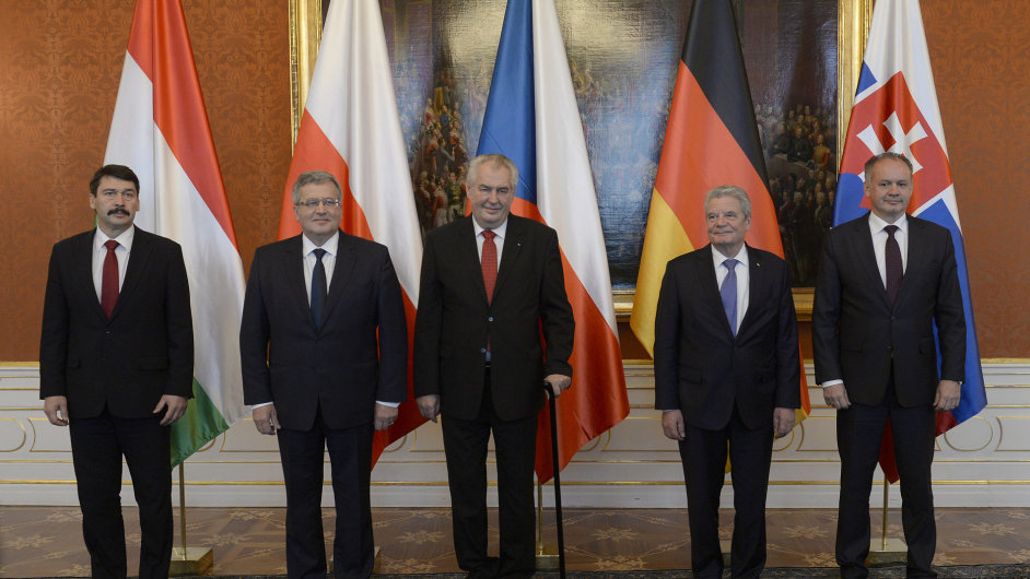 Prezident Milo Zeman (uprosted) pijal 17. listopadu v Praze prezidenty (zleva) Maarska Jnose dera