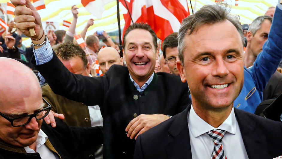 Norbert Hofer (vpravo) je favoritem prezidentských voleb, jeho stranický šéf Heinz-Christian Strache (uprostřed) se těší z problémů tradičních stran.