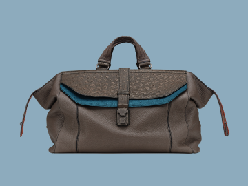 Prostorná kabela BOTTEGA VENETA vyrobená v limitované edici kombinuje jelení a pštrosí kůži v kovových odstínech šedé a modré.